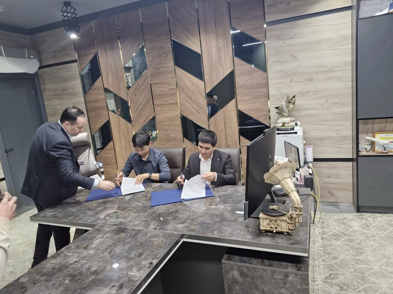 Signing ceremony with IT Investment Center Uzbekistan supporting AI education and tech startups