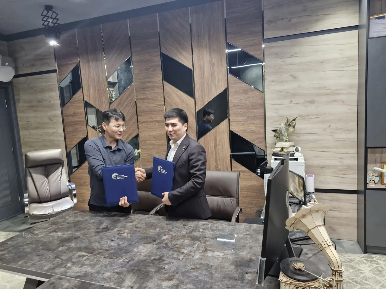 Korea-Uzbekistan AI innovation partnership concluded with gift exchange at ITIC Tashkent