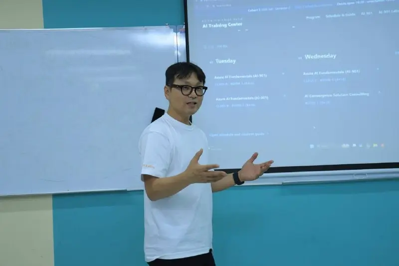 Young Joon Lee of Cheju Halla University walking students through the Cohort 3 weekly timetable on the projection screen during the orientation at Tashkent International University; the timetable was revised the next day (Photo: TIU)
